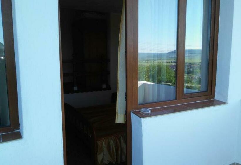 带阳台的三人标准间, Stefan Family