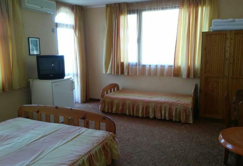 带阳台的三人标准间, Stefan Family