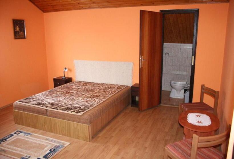 غرفة قياسية ثلاثية, Fenyő Vendégház