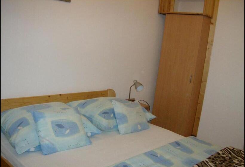 شقة غرفة واحدة, Fenyő Vendégház