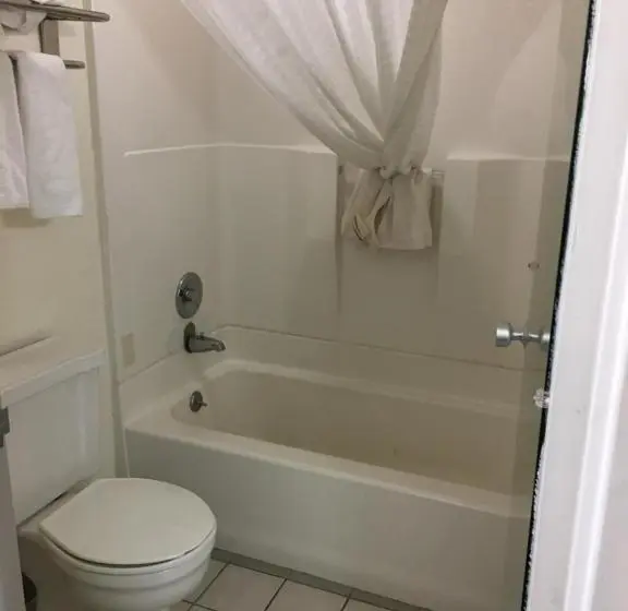 اتاق استاندارد با تخت بزرگ برای معلولان, Budget Inn Laramie