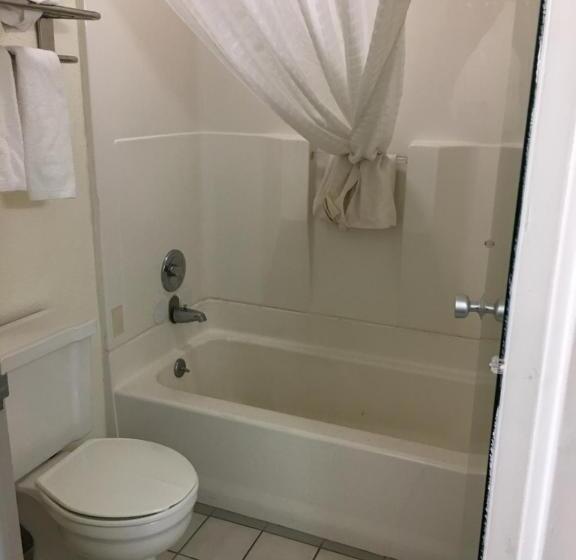 غرفة ديلوكس سرير كينج, Budget Inn Laramie