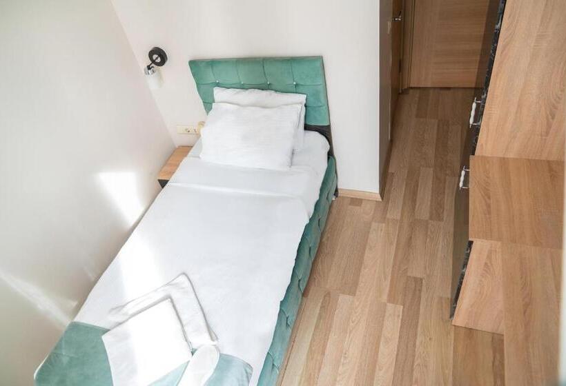 اتاق اکونومی یک تخته, Loss