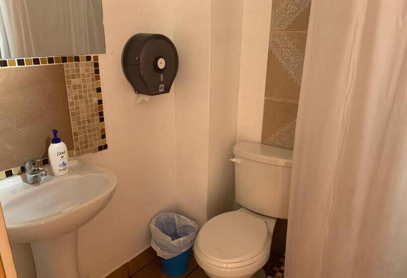 اتاق استاندارد با سرویس بهداشتی مشترک, Hostal Iria
