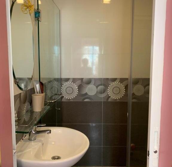 اتاق استاندارد, Hoang Yen Nhi