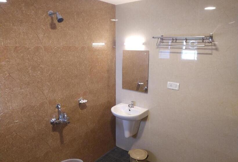 חדר משפחתי, Rani And Rani Residency