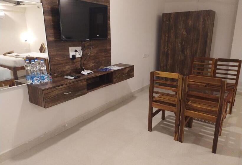 חדר משפחתי, Rani And Rani Residency
