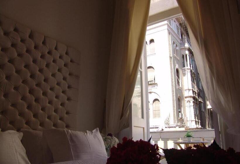 اتاق خانوادگی, Velvet