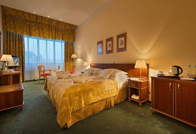 اتاق اجرایی, Ea Hotel Rokoko