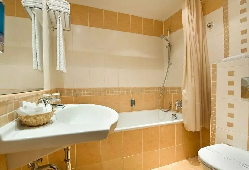 اتاق استاندارد سه نفره, Ea Hotel Rokoko