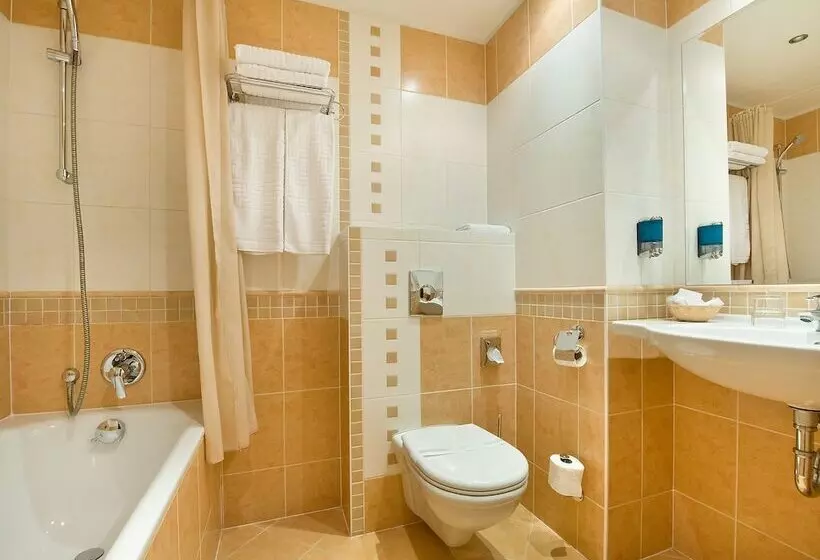 اتاق استاندارد سه نفره, Ea Hotel Rokoko
