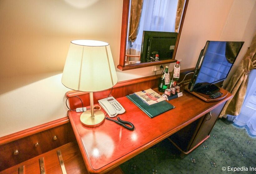 اتاق استاندارد سه نفره, Ea Hotel Rokoko