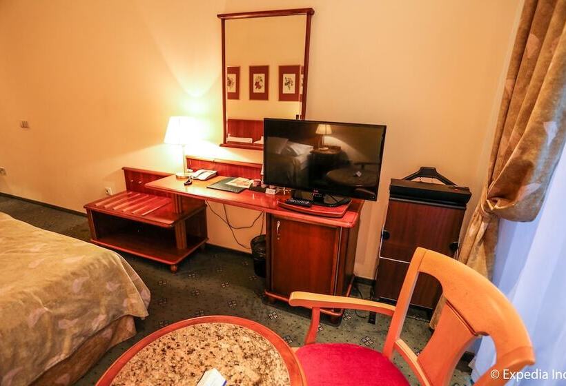 اتاق استاندارد سه نفره, Ea Hotel Rokoko