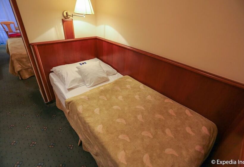 اتاق استاندارد سه نفره, Ea Hotel Rokoko