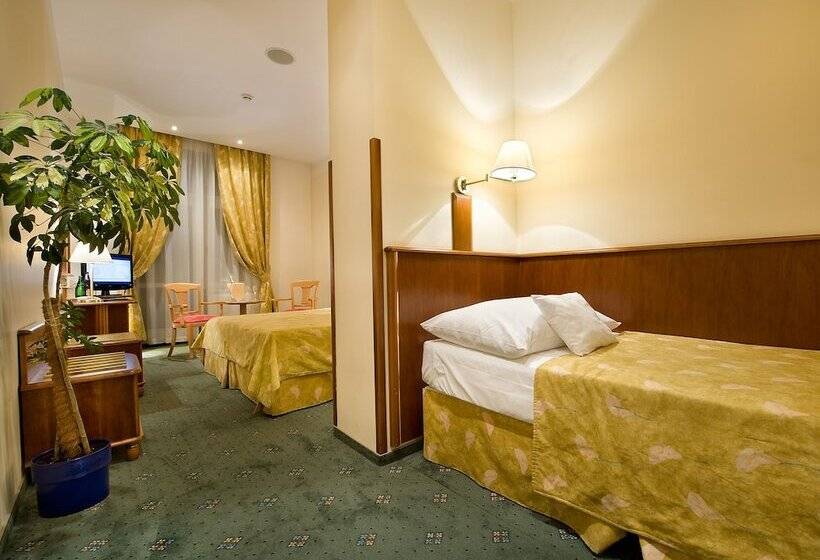 اتاق استاندارد سه نفره, Ea Hotel Rokoko