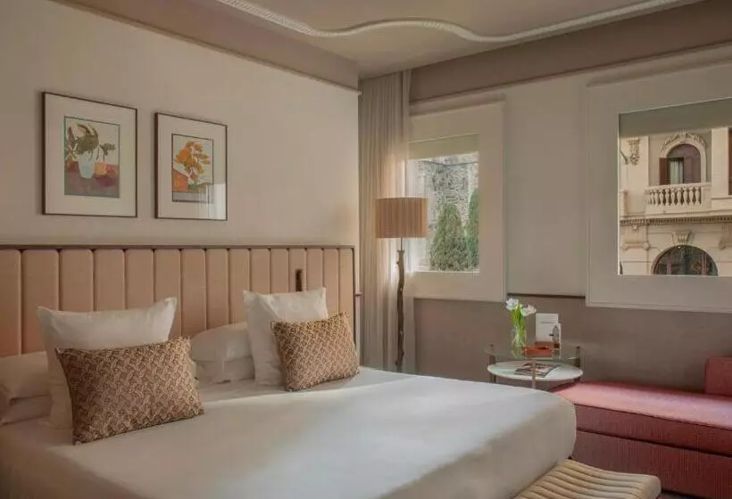 اتاق لوکس با تخت بزرگ, Grand Hotel Central, Small Luxury Hotels