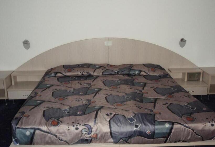 جناح جونيور, Moura