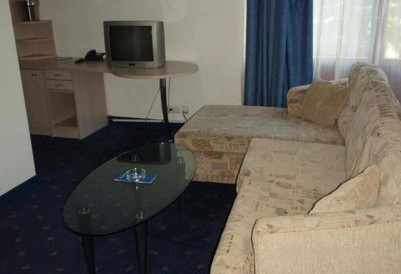 جناح دور أخير, Moura