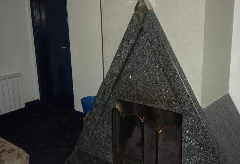 جناح دور أخير, Moura