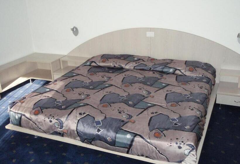 Пентхаус Люкс, Moura