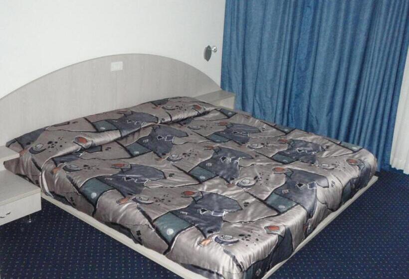 جناح دور أخير, Moura