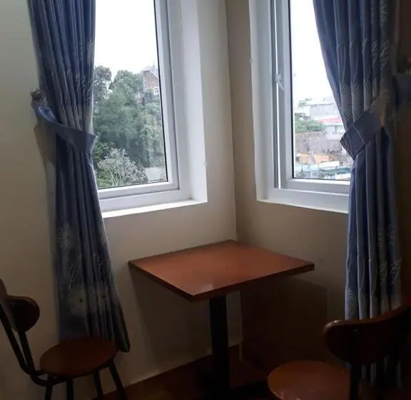 اتاق ساده سه‌ نفره, Mrlee Dalat House