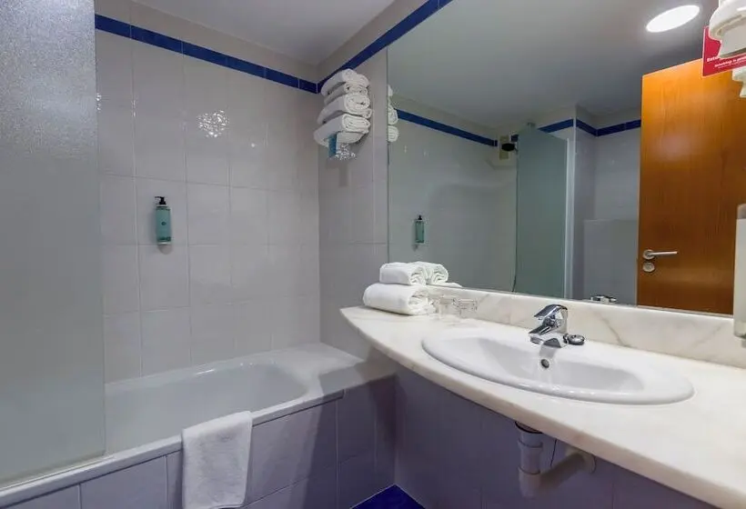 اتاق استاندارد سه نفره, Travelodge Madrid Alcalá de Henares