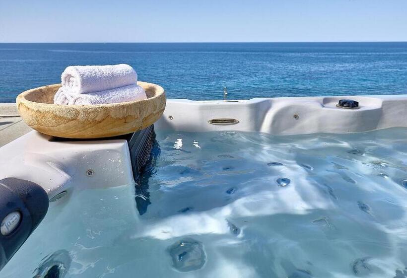 غرفة ديلوكس مطلّة علي البحر, Castello Village Resort