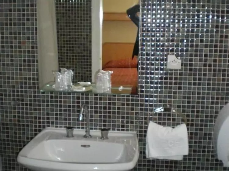 Standard Kolmen Hengen Huone, Hôtel Anne De Bretagne   Réouverture 2024 Après Travaux