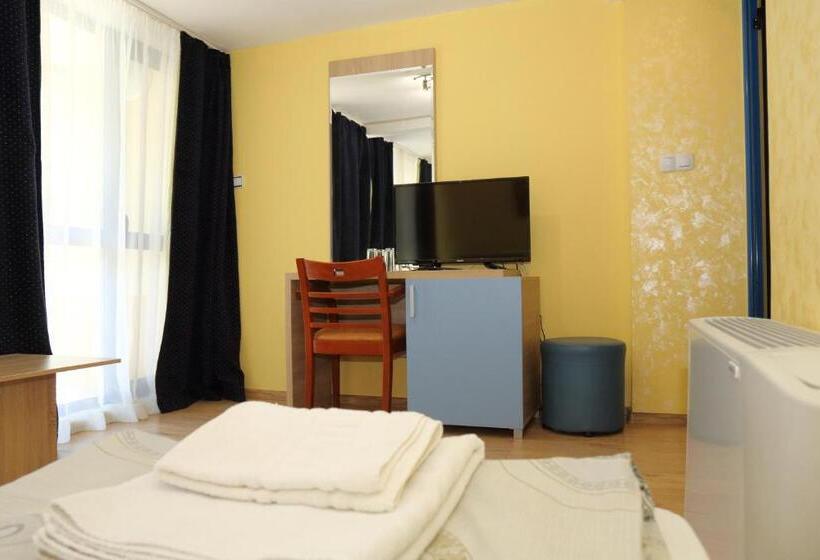 إستديو قياسى مزود بشرفة, Fenix Family