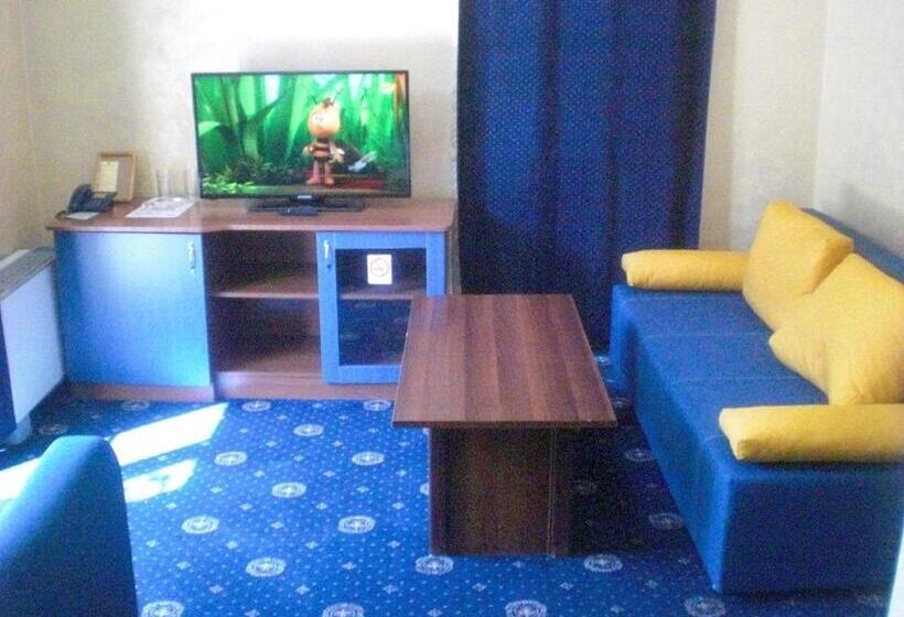 إستديو قياسى مزود بشرفة, Fenix Family