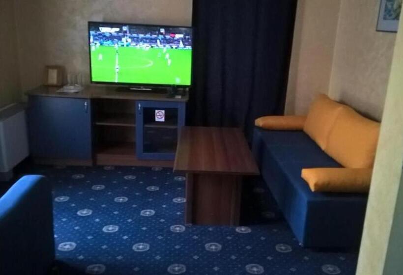 إستديو قياسى مزود بشرفة, Fenix Family