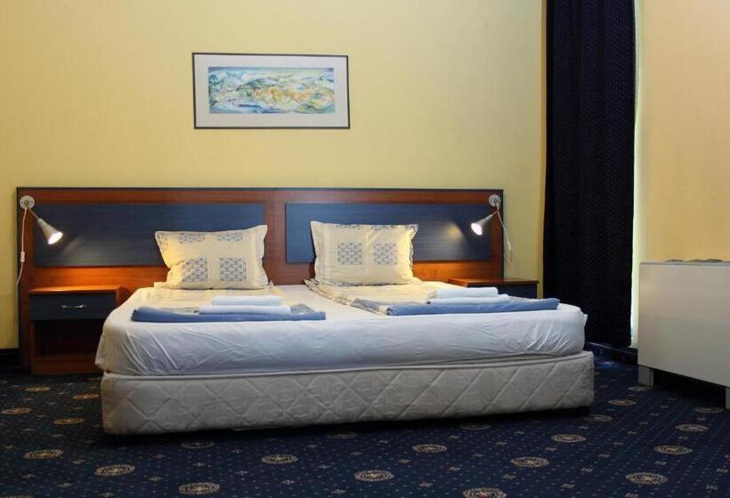 إستديو قياسى مزود بشرفة, Fenix Family