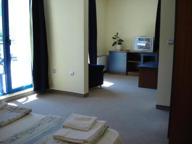 إستديو قياسى مزود بشرفة, Fenix Family