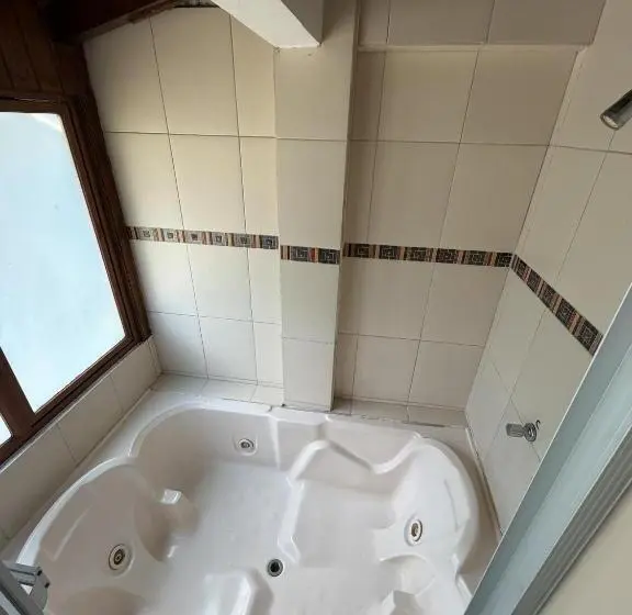 سوییت, Hosteria Spa Agoyan
