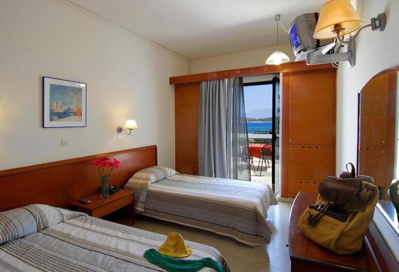 غرفة قياسية مطلّة علي البحر, Lato