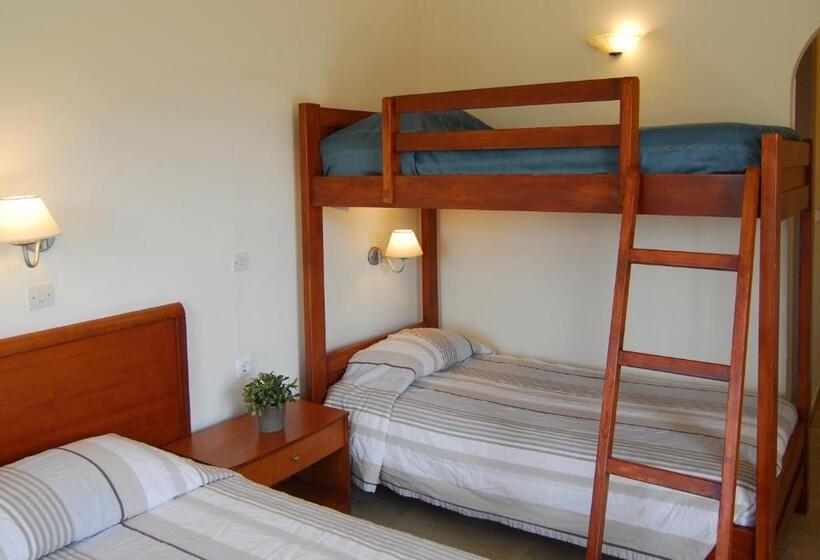 Economy Quadruple Room, Lato