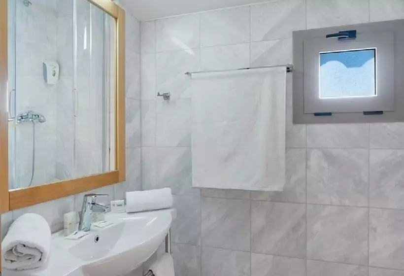 اتاق اساندارد با چشم‌انداز جانبی به دریا, Miramare Resort & Spa