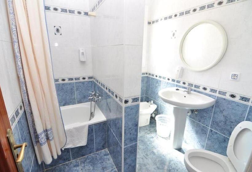 غرفة قياسية ثلاثية مزودة بشرفة, Montana