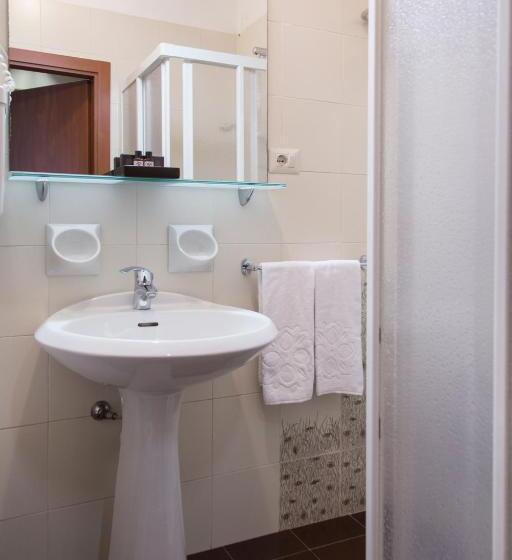 غرفة قياسية, Royal Village