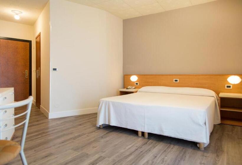 غرفة قياسية, Royal Village