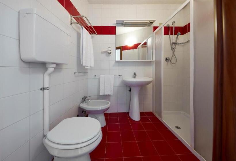 غرفة قياسية رباعية, Royal Village