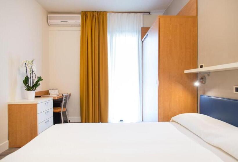 غرفة قياسية مطلّة علي البحيرة, Royal Village