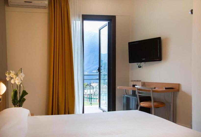 غرفة قياسية ثلاثية, Royal Village