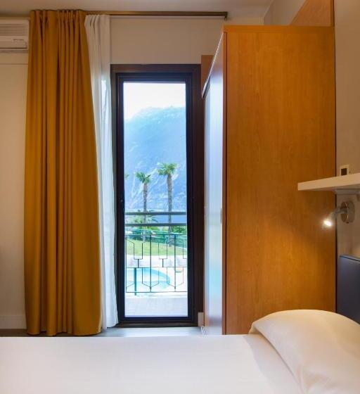 غرفة قياسية ثلاثية, Royal Village