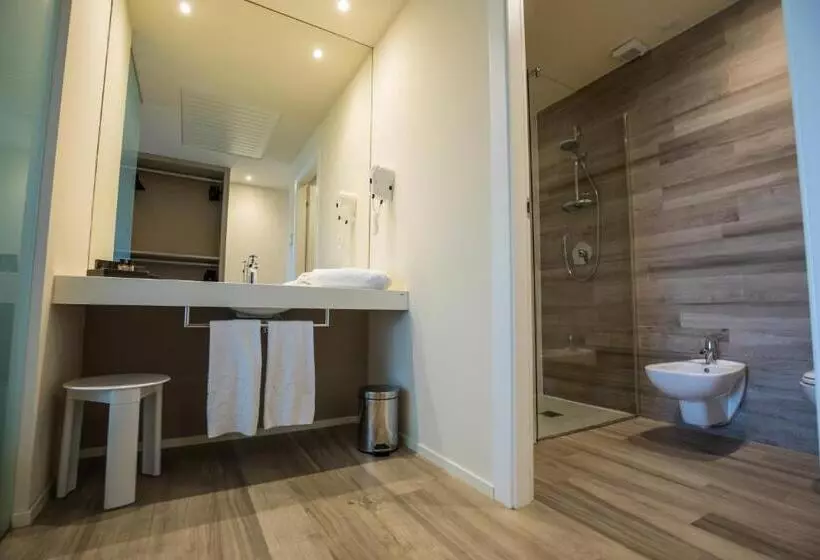 Superior room with lake view, Royal Village