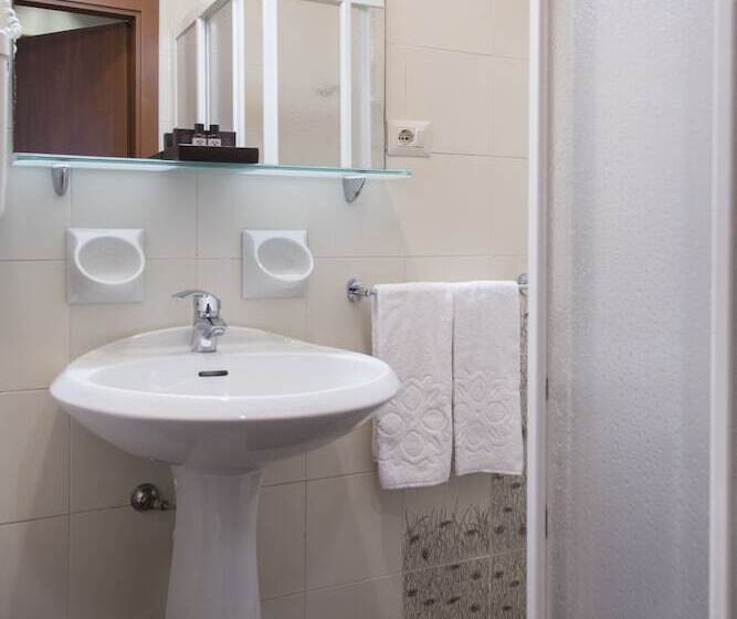 غرفة قياسية, Royal Village