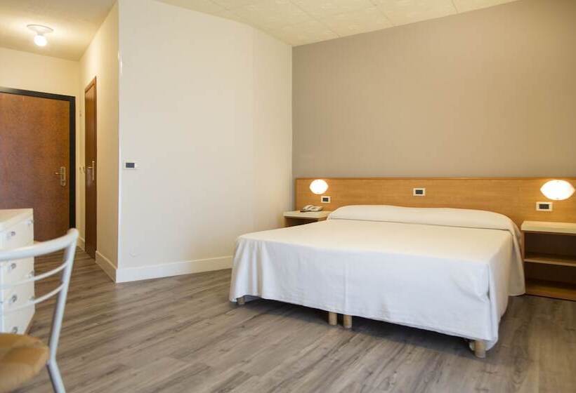 غرفة قياسية, Royal Village