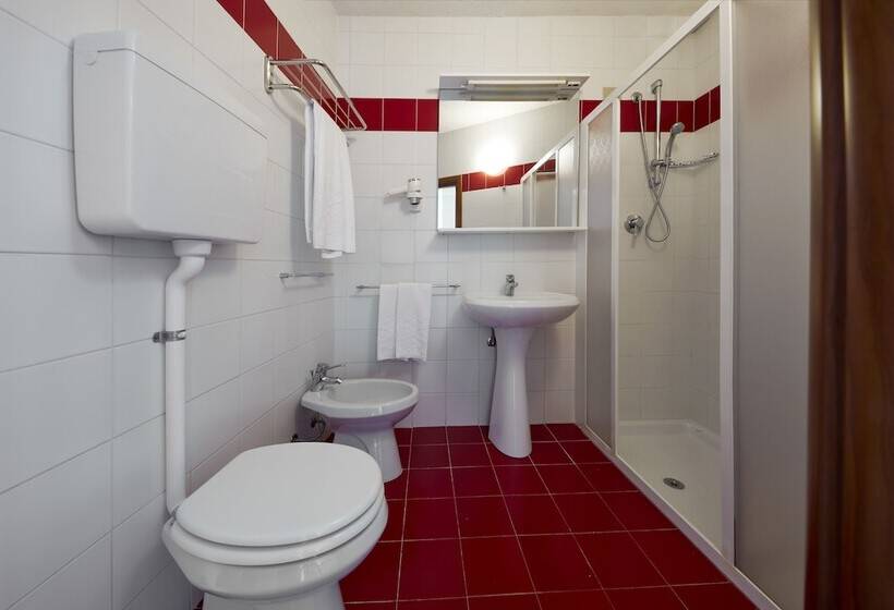 غرفة قياسية رباعية, Royal Village