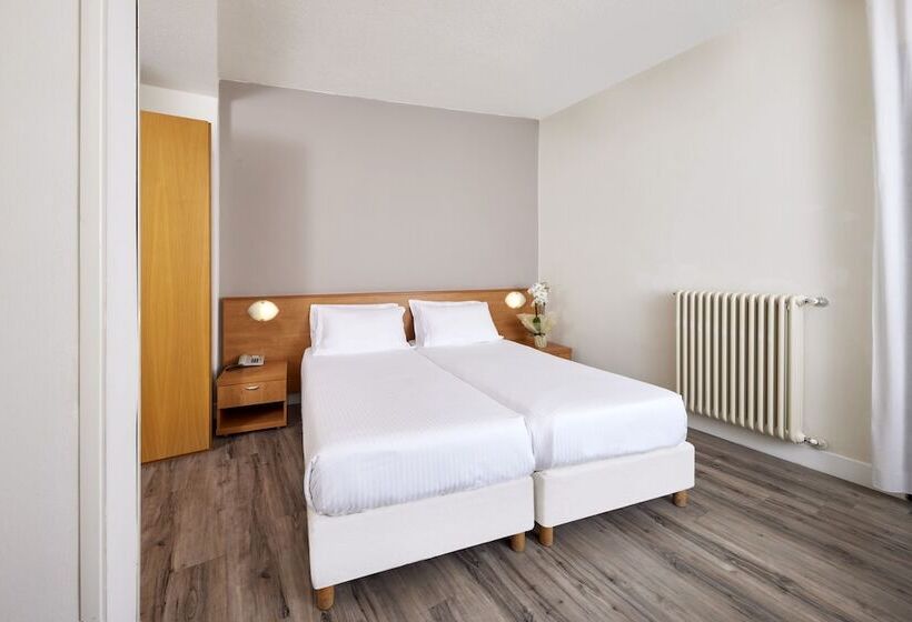 غرفة قياسية رباعية, Royal Village